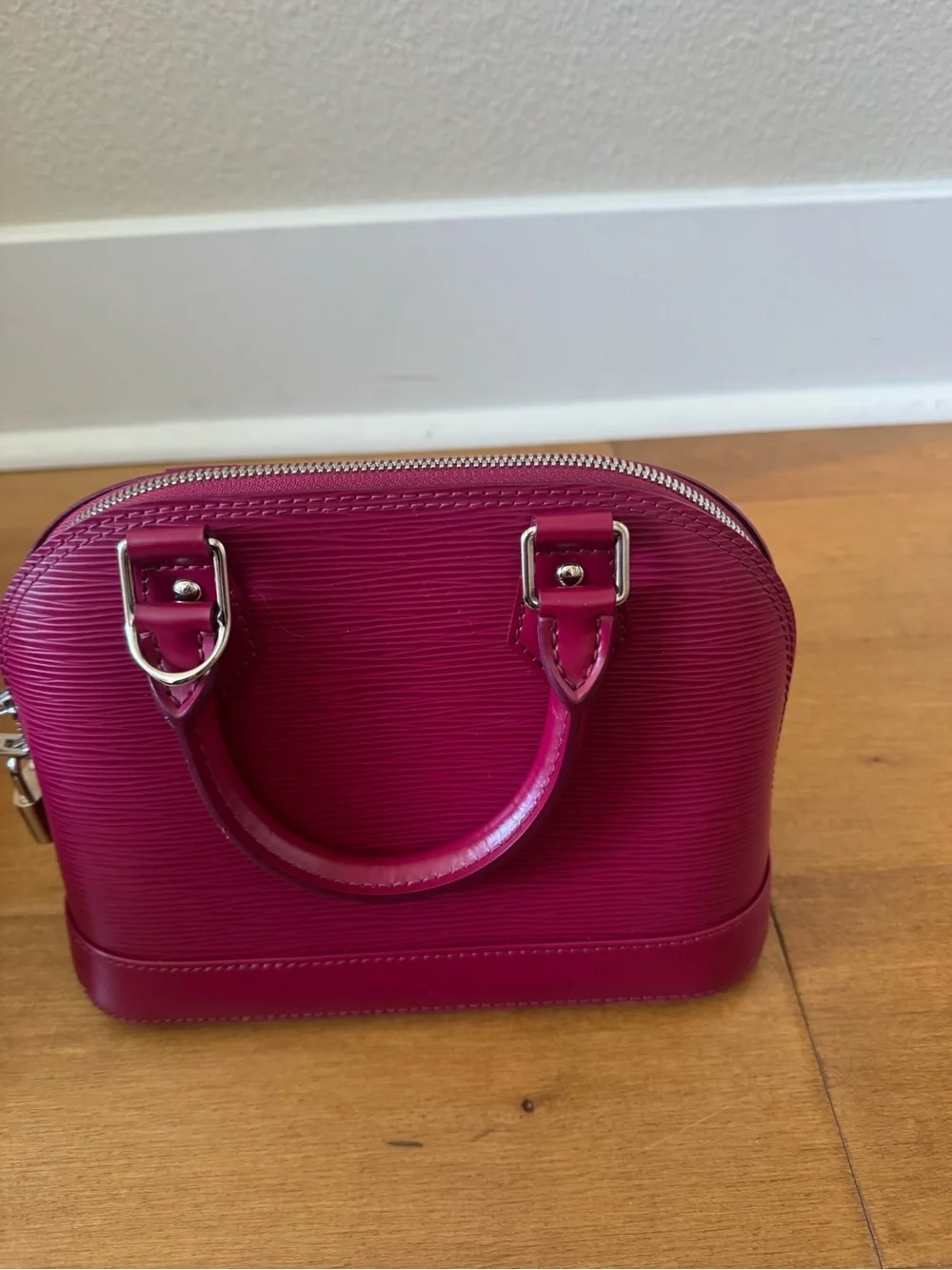 Louis Vuitton Alma BB Epi Leather Satchel in Fuchsia - Picture 4 of 10
